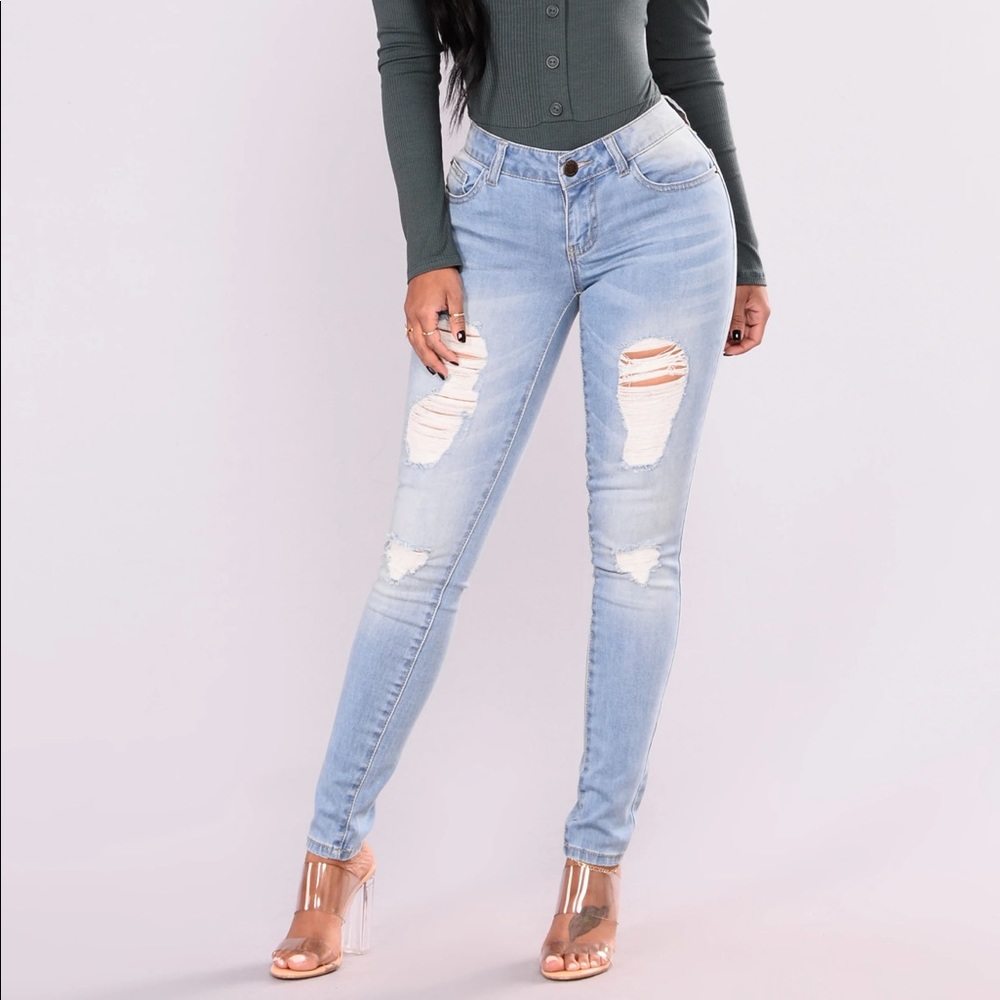 Fashion nova mid rise medium light wash distressed jeans size 3 stretch skinny